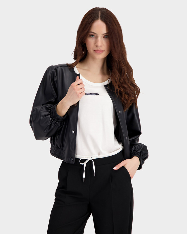 Легкая куртка из экокожи с застежкой на кнопки