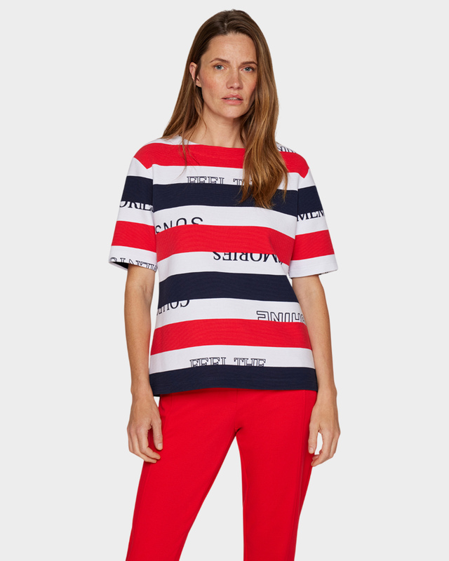 Футболка из эластичного материала с ярким принтом