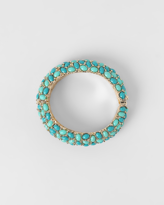 Браслет со вставками из смолы и раздвижным механизмом