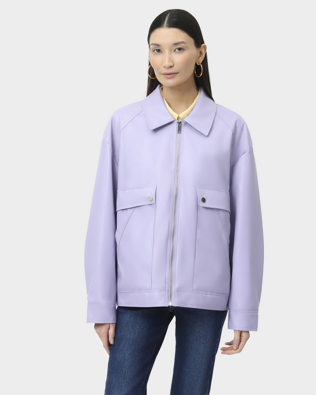 Куртка из экокожи с отложным воротником и накладными карманами с клапанами