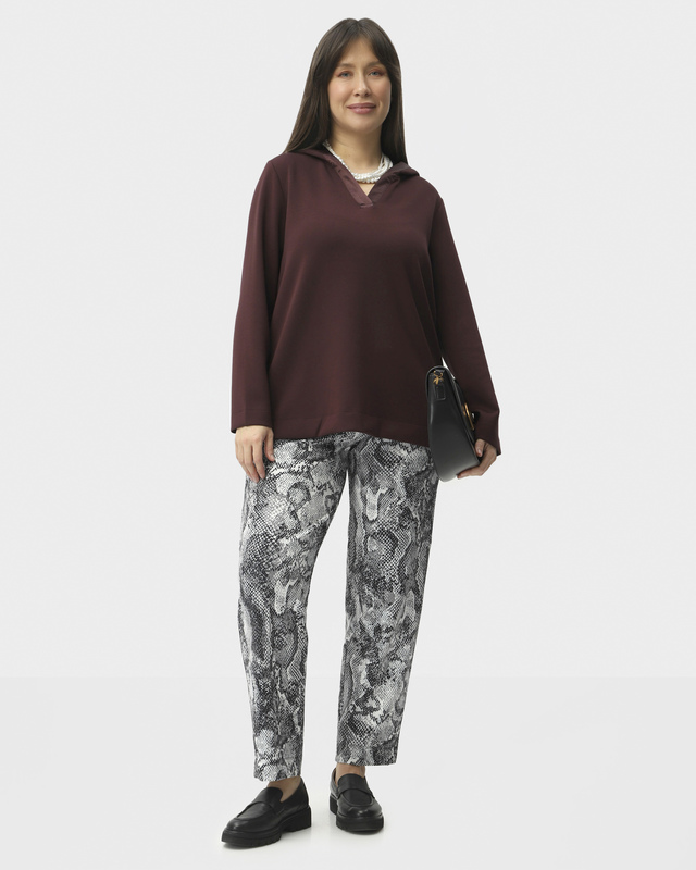 Зауженные брюки с принтом под питона и эластичным поясом