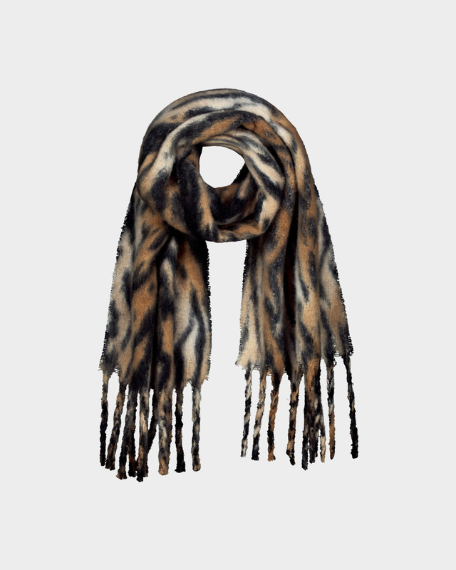 Пушистый шарф с объемной бахромой