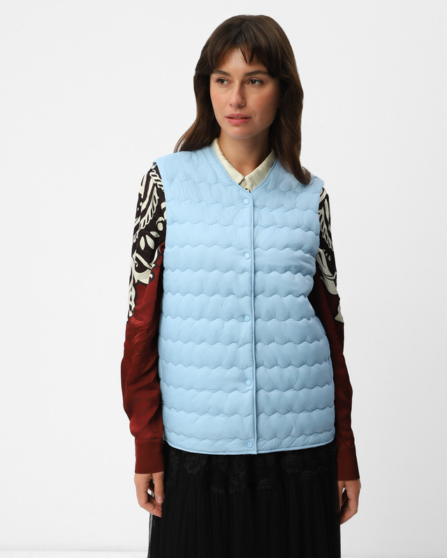 Утепленный жилет из водонепроницаемого материала с фигурной стежкой