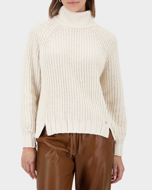 Вязаный свитер с воротником-стойкой