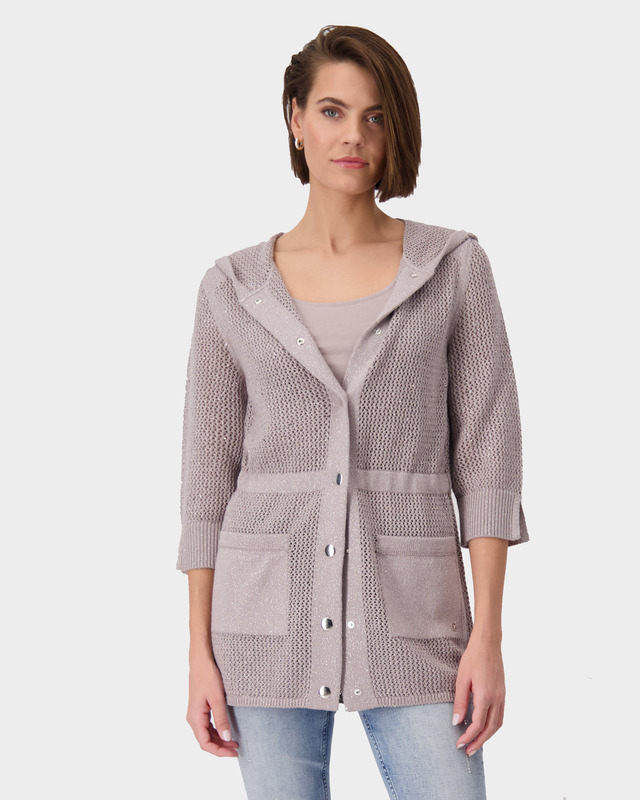 <html> <head></head> <body>  <ul>   <li>Ажурная вязка</li>   <li>Свободный крой</li>   <li>Декор стразами</li>   <li>Люрексная нить</li>   <li>Кулиска на талии</li>   <li>Накладные карманы</li>   <li>Планка с застежкой на кнопки</li>   <li>Рукав ¾</li>   <li>Рибовые манжеты с разрезами</li>  </ul>  <p>Кардиган ажурной вязки из коллекции немецкого бренда Monari – приталенная модель свободного кроя. Актуализируйте свои повседневные образы комфортным и стильным предметом гардероба. Благодаря скрытой кулиске можно подчеркнуть линию талии. На рукавах ¾ рибовые манжеты с разрезами. Кардиган застегивается на кнопки на планке. Термоклеевые стразы украшают полочку и рукава модели.</p>  <p>Если у вас остались вопросы, вы можете написать нам в&nbsp;<a href="https://t.me/ShoppingLive_9671117811_bot" style="color:blue; text-decoration:underline" target="_blank">Telegram</a>.</p> </body></html>