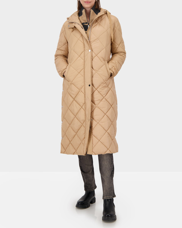 Стеганое пальто с несъемным капюшоном