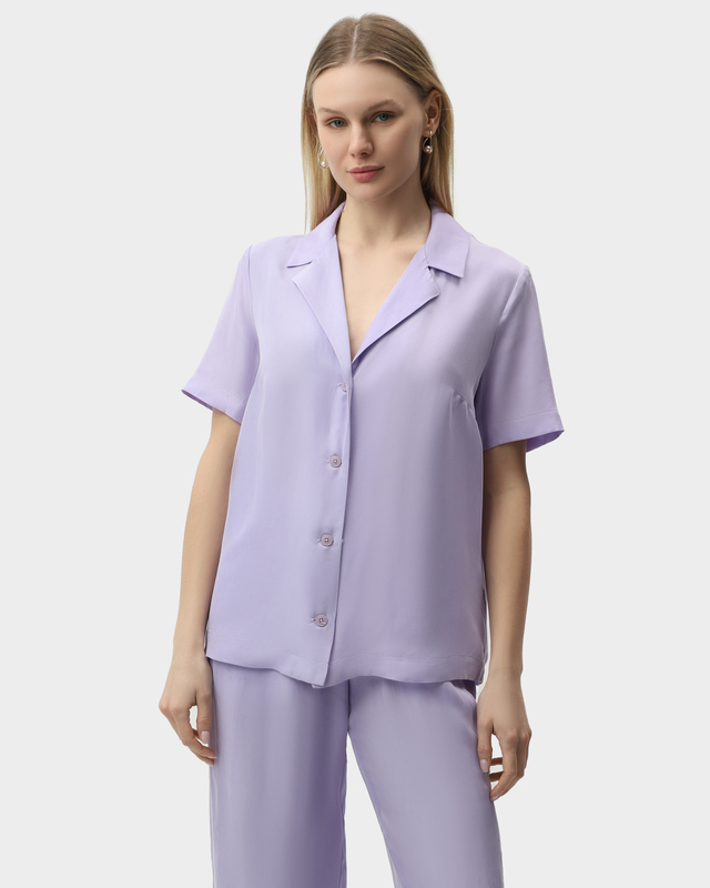 Рубашка с широкими лацканами и коротким рукавом