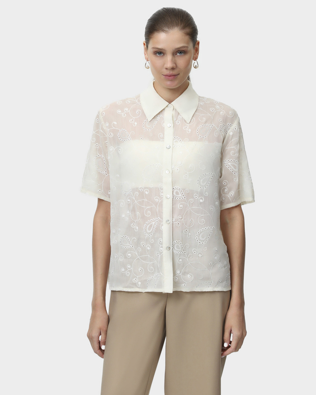 Блузка прямого кроя с коротким рукавом и вышивкой ришелье