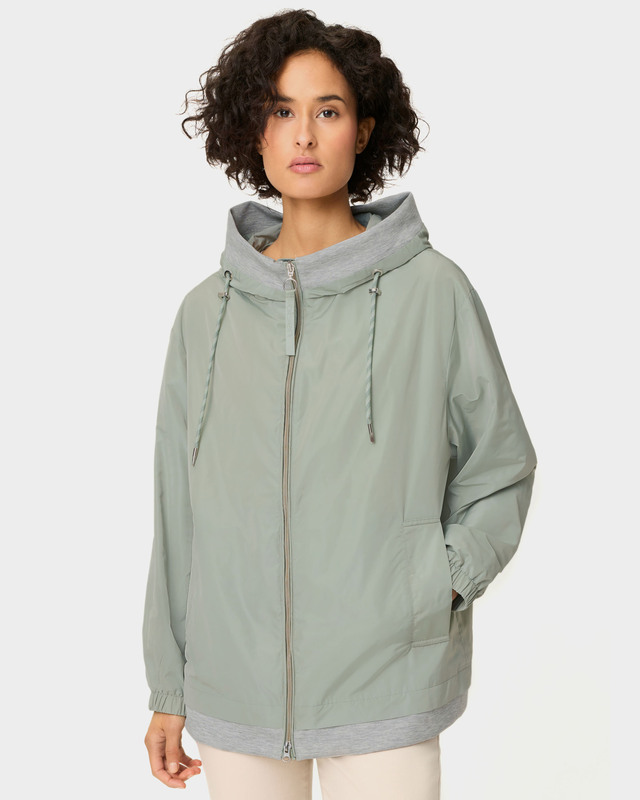 Ветровка с капюшоном на кулиске и боковыми прорезными карманами