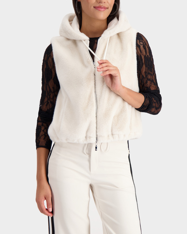 Жилет из экомеха с капюшоном