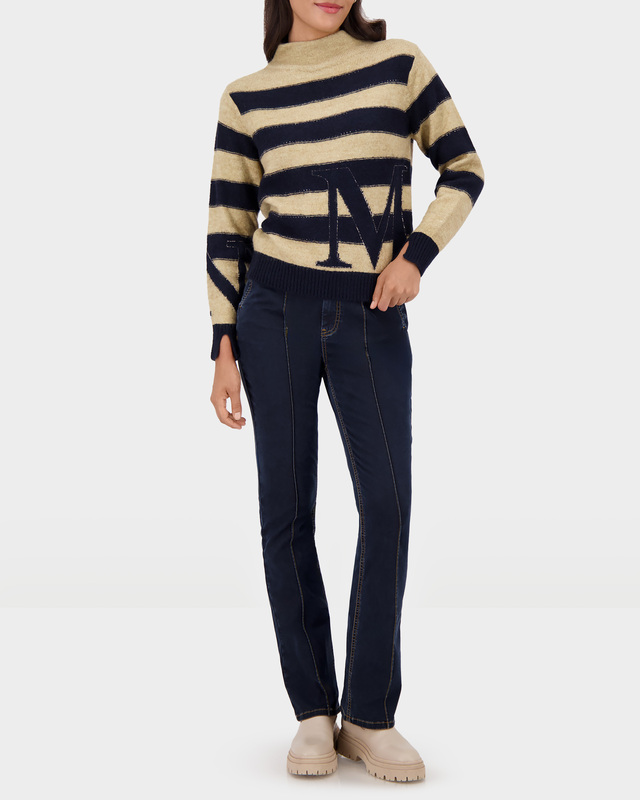 Расклешенные джинсы с застроченными стрелками