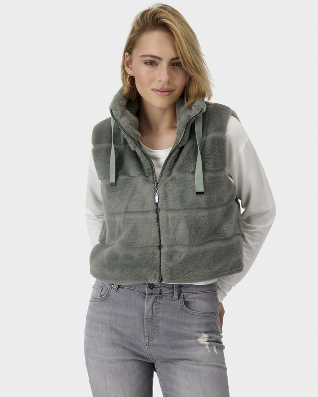 Укороченный жилет из мягкого экомеха