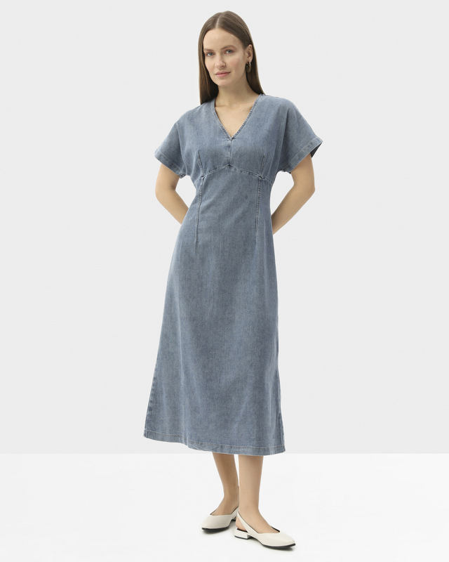 Джинсовое платье миди с V-образным вырезом и короткими рукавами 11990₽