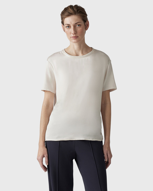 Блузка прямого кроя с коротким рукавом и боковыми вырезами