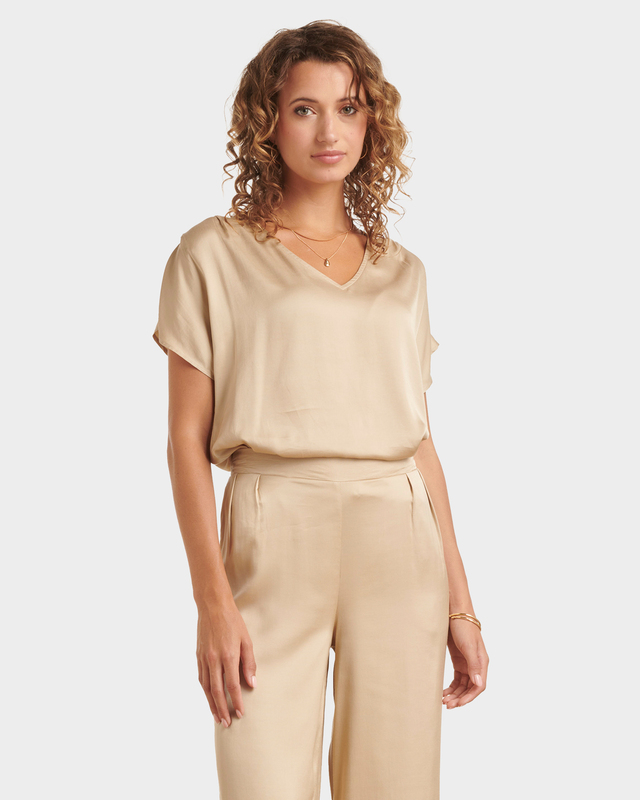 Блузка из ткани с атласным блеском и V-образным вырезом