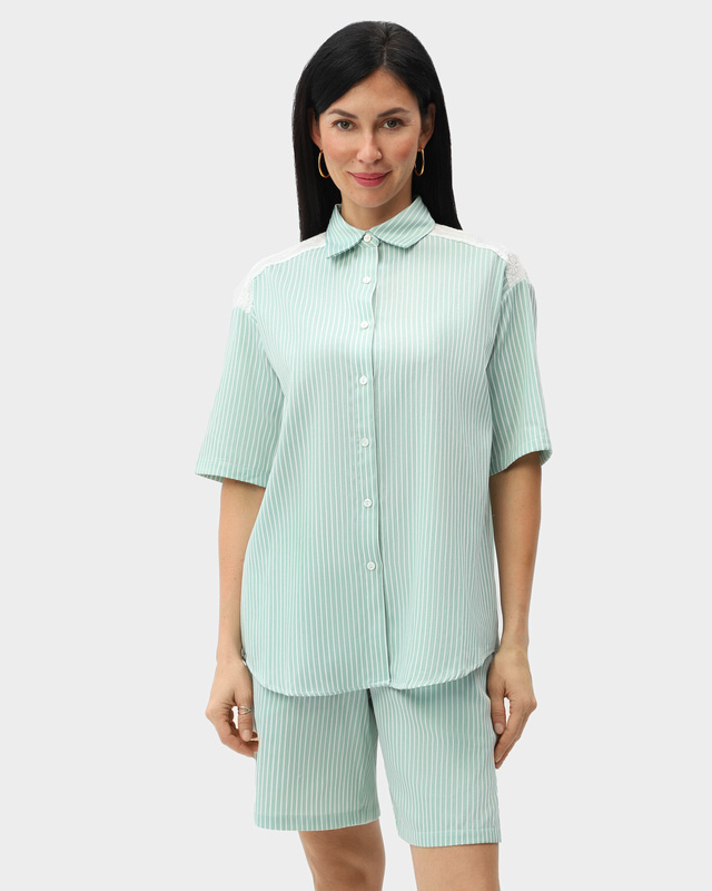 Рубашка из мягкого материала со спущенной линией плеча