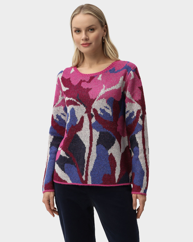 Пуловер с ярким акцентным узором