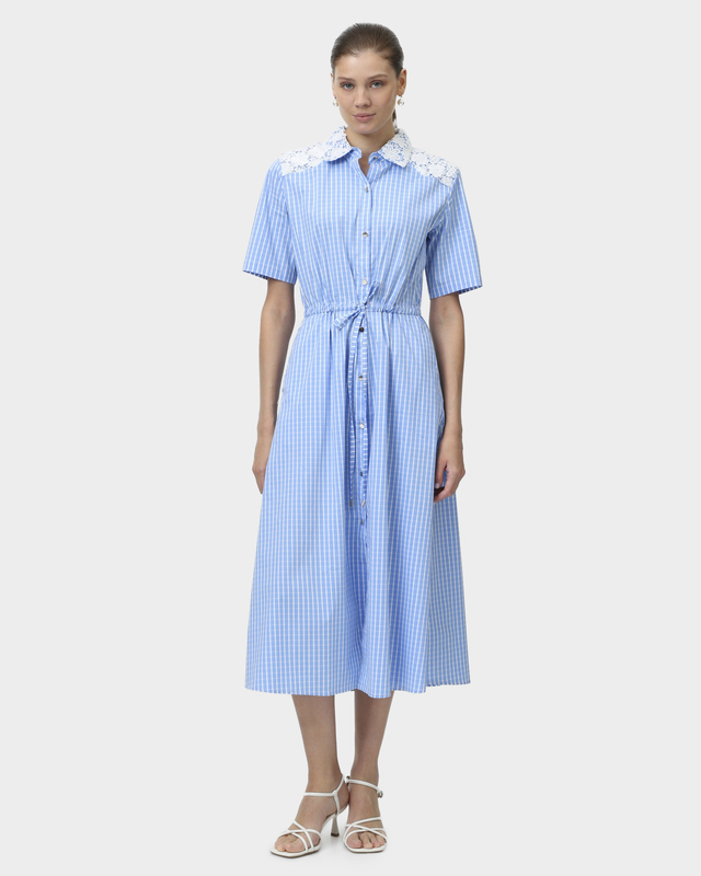 Платье-рубашка из смесового хлопка с короткими рукавами и декоративной кружевной кокеткой 8990₽