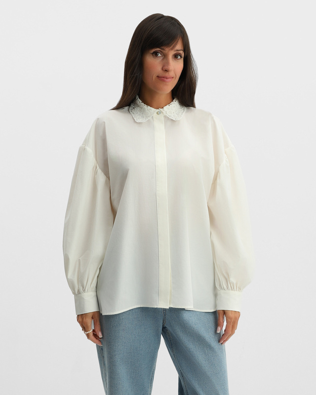 Рубашка в полоску из немнущейся ткани с нежным кружевным воротничком и объемными рукавами 7990₽