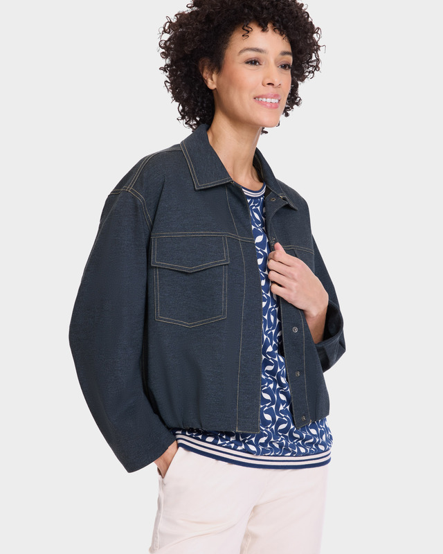 Джинсовый жакет с контрастной отстрочкой и эластичной вставкой по низу