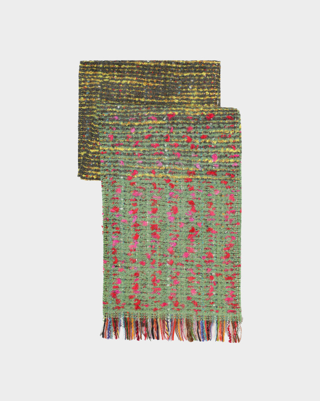 Утепленный шарф с шерстью в составе и бахромой по краям