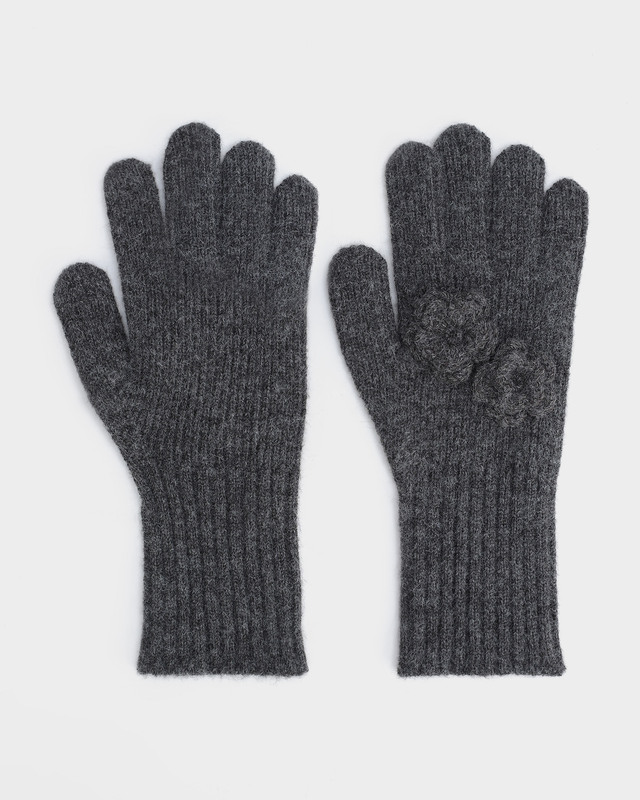 Перчатки с разрезами на пальцах и вязаными цветами