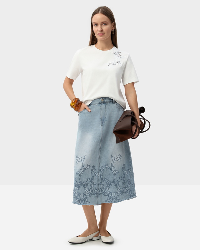 Джинсовая юбка-трапеция с цветочной вышивкой и необработанным краем