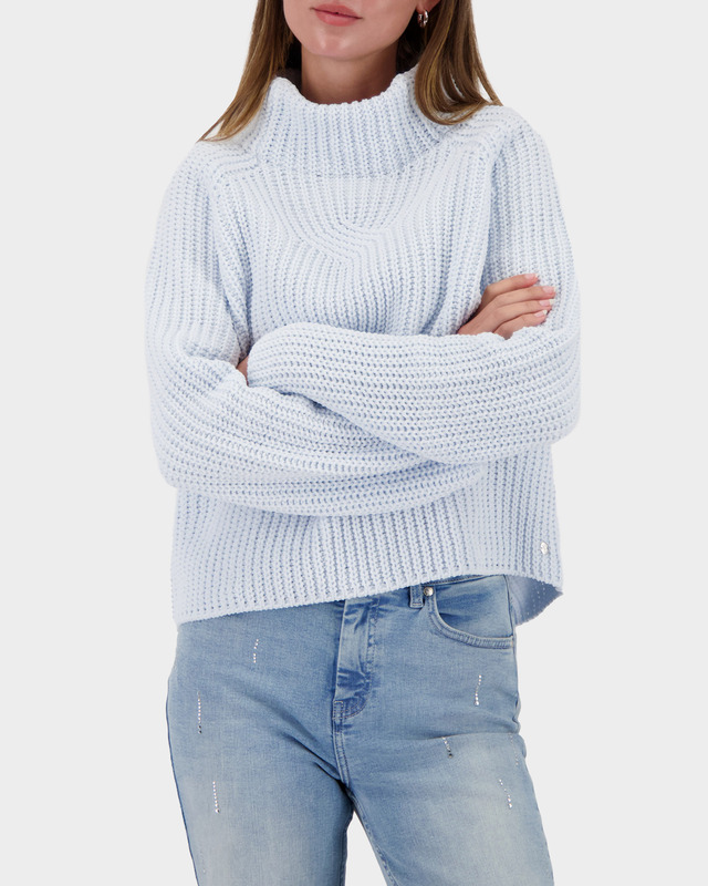 Вязаный пуловер из синельной пряжи