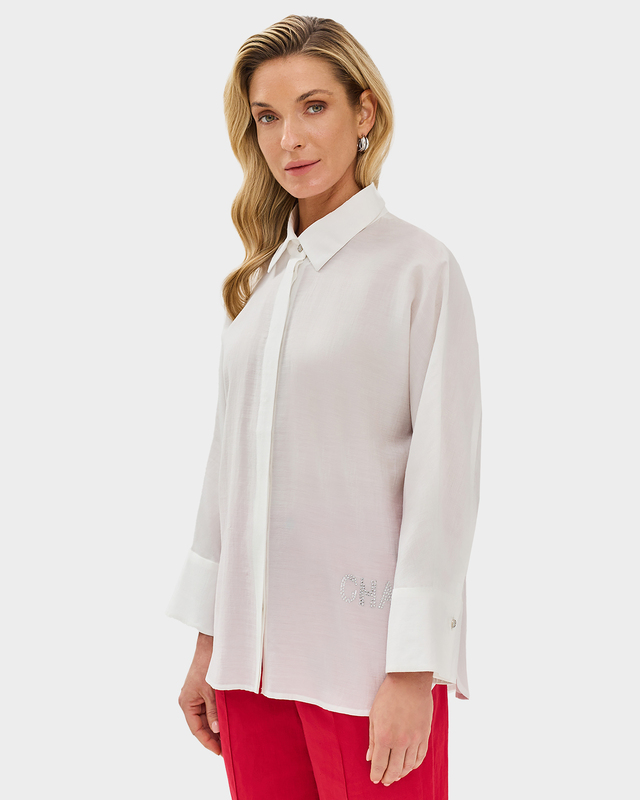 Рубашка свободного силуэта с декором мерцающими стразами 9990₽