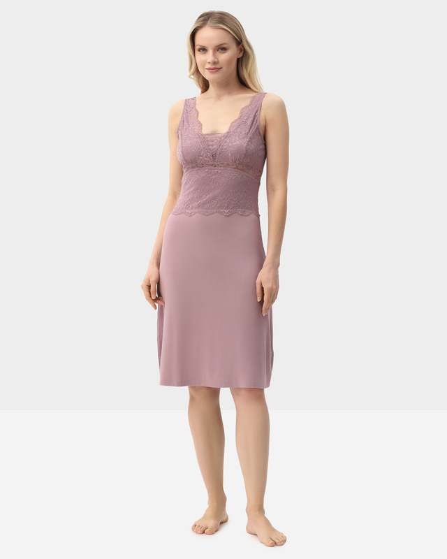 Ночная сорочка из мягкой вискозы с изящным кружевом