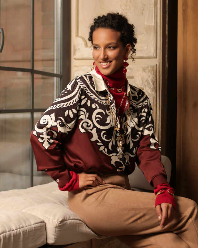 Классическая блузка прямого кроя с орнаментом в стиле барокко