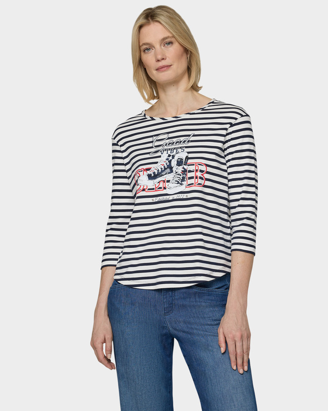 Хлопковый лонгслив в горизонтальную полоску с принтом в виде пары кед