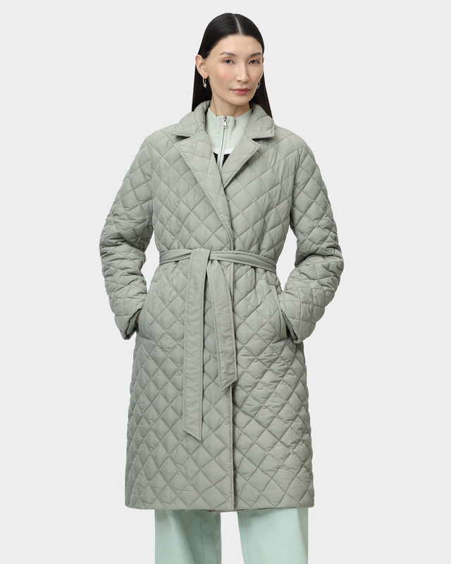 <html> <head></head> <body>  <ul>   <li>Наполнитель – синтепон</li>   <li>Съемный пояс на талии</li>   <li>Карманы в боковых швах</li>   <li>Застежка на прочные кнопки</li>  </ul>  <p><strong>Размер на модели: S<br />     Параметры модели: 78-62-90<br />     Рост: 174 см</strong></p>  <p>Пальто от бренда Nominee выполнено из высококачественной ткани с водоотталкивающим покрытием, со стежкой ромб и наполнителем из синтепона. Классический отложной воротник с лацканами.&nbsp;</p>  <p>На модели:<br />    Пуловер -&nbsp;<a href="https://www.shoppinglive.ru/p/pulover-iz-relefnoy-tkani-s-zastezhkoy-na-molniyu-190104" target="_blank">190104</a><br />    Брюки - <a href="https://www.shoppinglive.ru/p/bryuki-shirokogo-kroya-s-vysokoy-posadkoy-na-talii-191770" target="_blank">191770</a><br />    Сумка -&nbsp;<a href="https://www.shoppinglive.ru/p/sumka-iz-naturalnoy-kozhi-steganoy-faktury-s-remnem-krossbod-188167" target="_blank">188167</a><br />    Кеды -&nbsp;<a href="https://www.shoppinglive.ru/p/legkie-kedy-iz-naturalnoy-kozhi-191186" target="_blank">191186</a><br />    Серьги -&nbsp;<a href="https://www.shoppinglive.ru/p/pozolochennye-sergi-s-zhemchugom-mayorka-184643" target="_blank">184643</a></p>  <p>Если у вас остались вопросы, вы можете написать нам в Telegram:&nbsp;<a href="https://t.me/ShoppingLive_9671117811_bot" target="_blank">8-967-111-7811</a>.</p> </body></html>