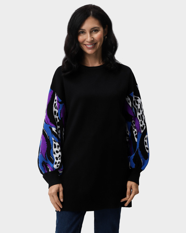 Пуловер с абстрактным рисунком на рукавах