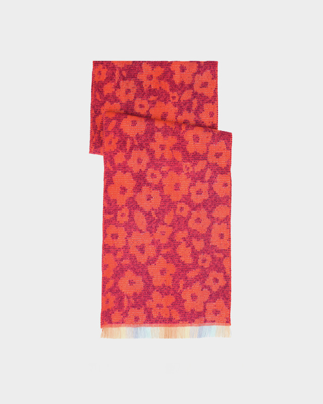 Шарф с цветочным дизайном и бахромой по краям