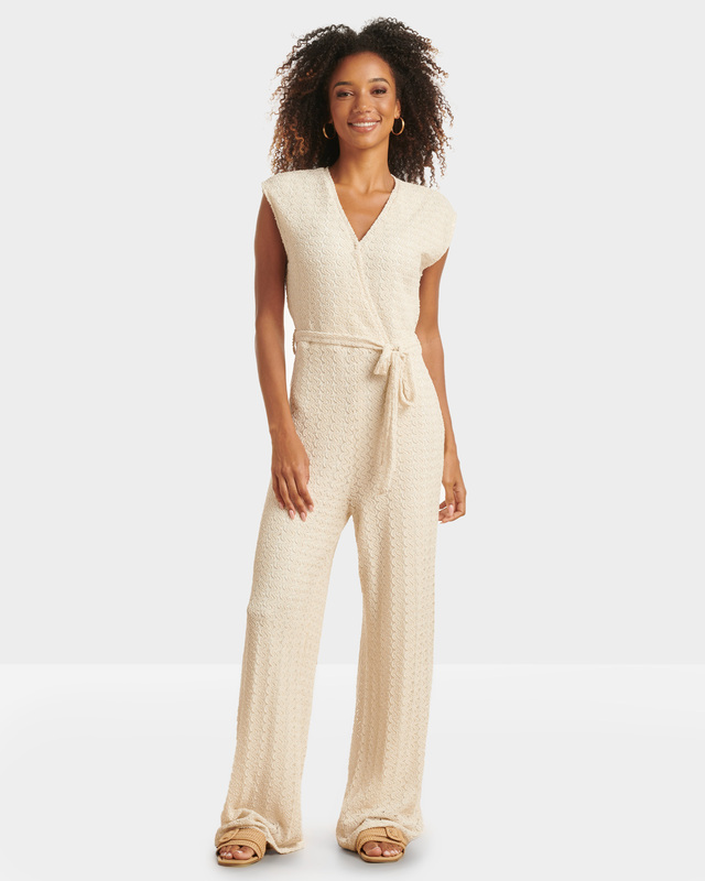 Комбинезон из фактурного материала с поясом