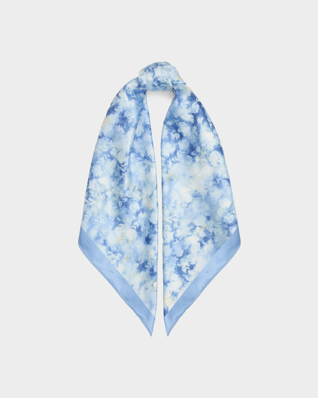 Шарф с акцентным принтом