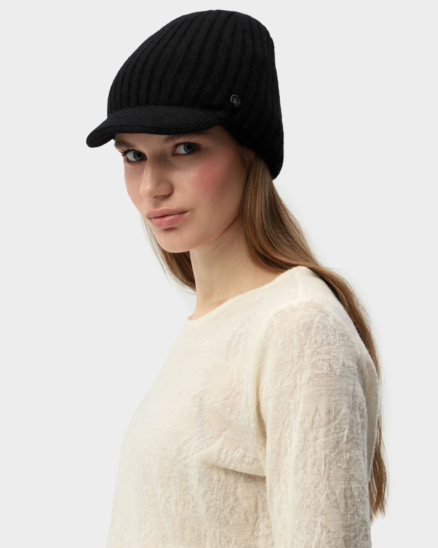 Бейсболка из мягкого эластичного трикотажа с ангорой в составе