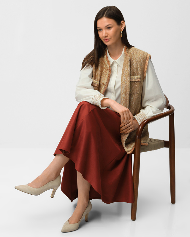 Bir yubka ostida külot ichida eshak