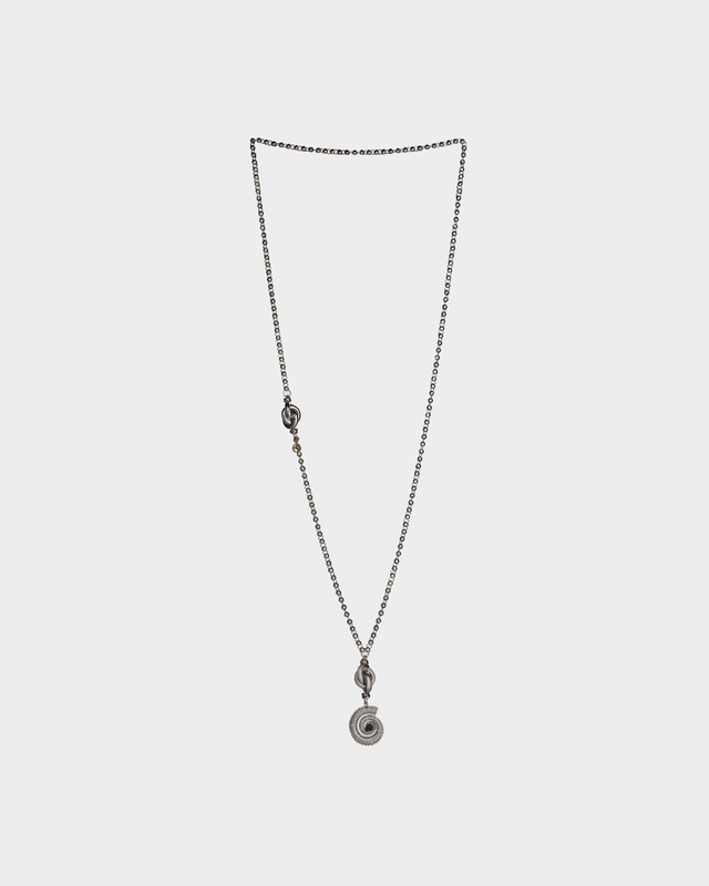 Колье с подвеской в виде ракушки с фианитами