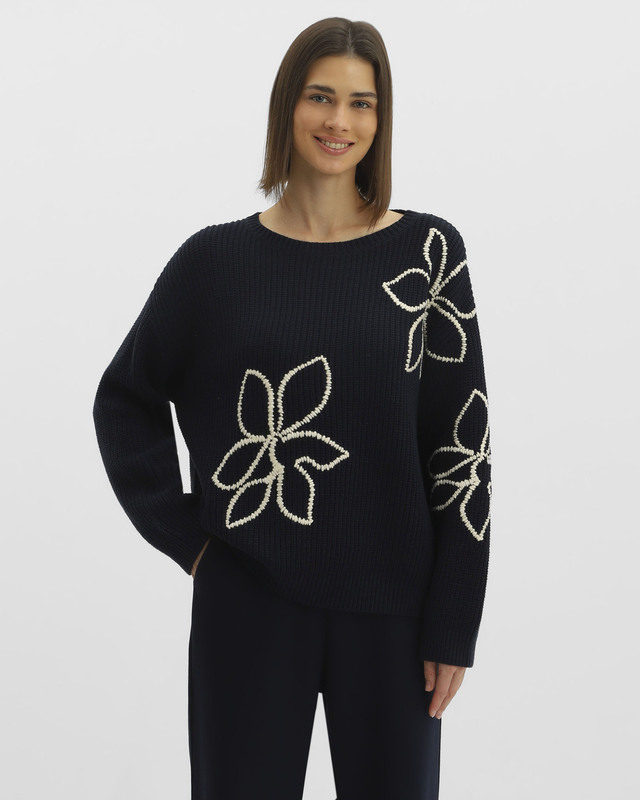Пуловер прямого кроя с вышивкой на полочке и рукавах