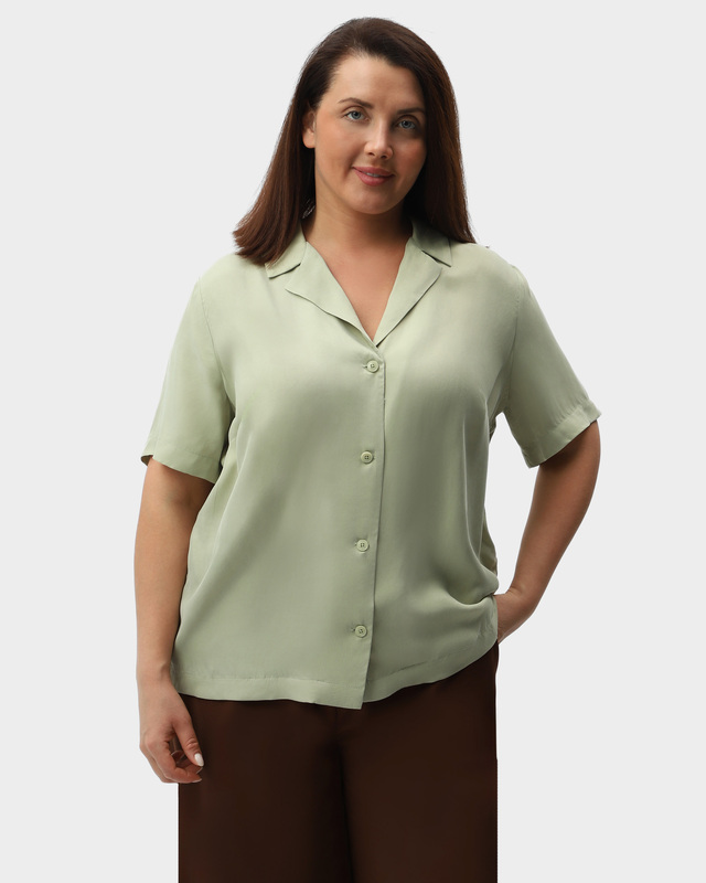 Рубашка с широкими лацканами и коротким рукавом