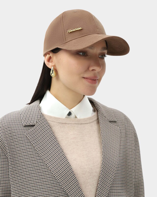 Велюровая бейсболка с металлическим декором