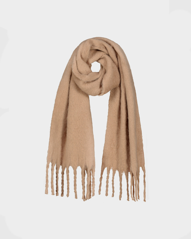 Шарф из пушистого материала с бахромой