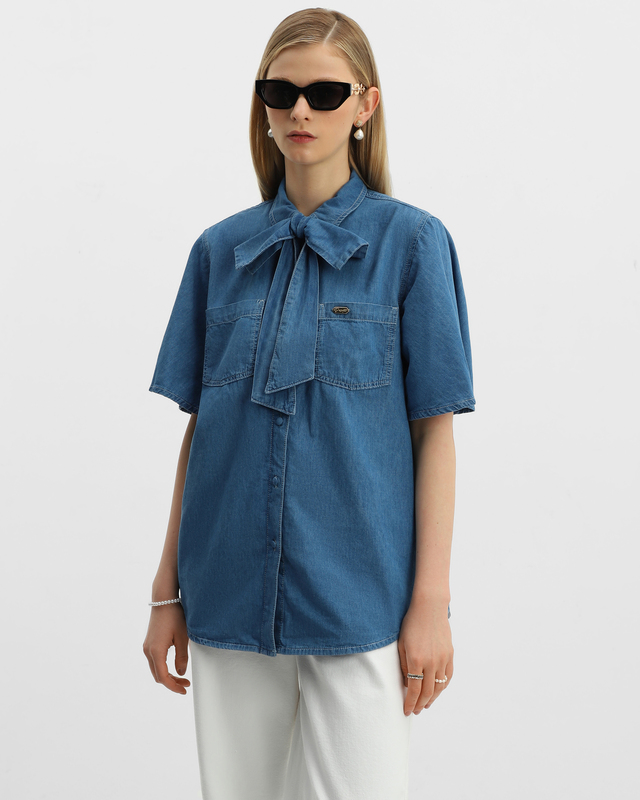 Джинсовая рубашка из тонкого премиального денима с коротким рукавом и отстегивающимся бантом