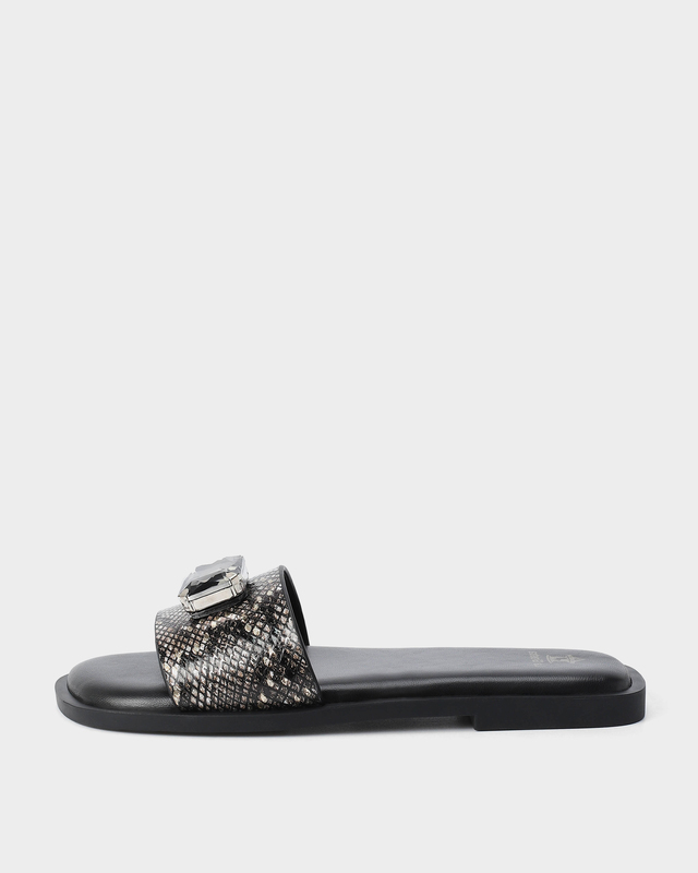 Сабо из натуральной кожи со змеиным принтом и декоративным элементом