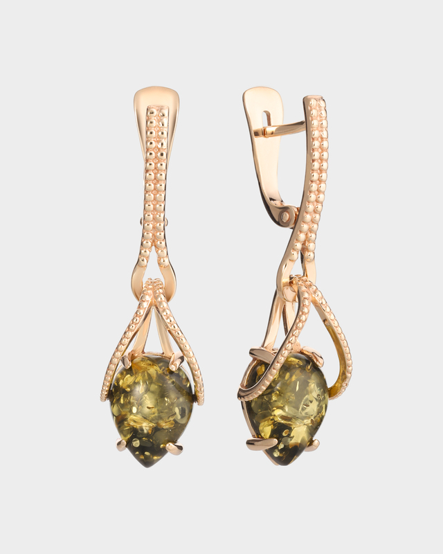 Золоченые серьги с цельным балтийским янтарем зеленого оттенка