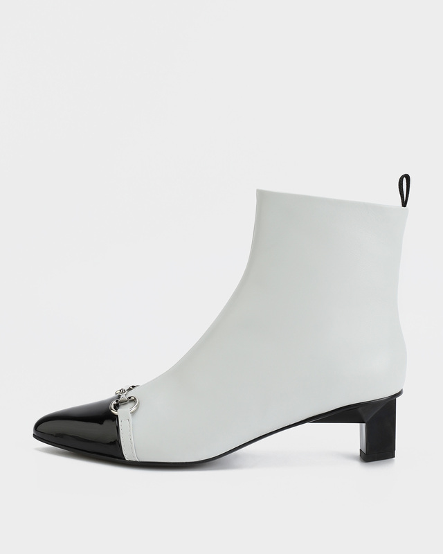 Ботильоны со вставками из лаковой кожи и декором в виде пряжки