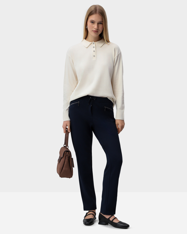 Зауженные брюки с эластичным поясом и декоративной строчкой