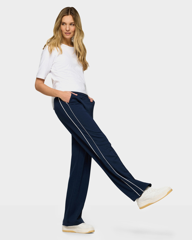 Брюки с застроченными стрелками и контрастными лампасами